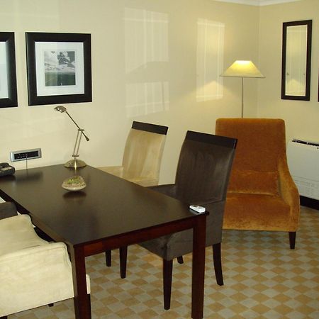 Southern Sun Or Tambo International Airport Kempton Park Buitenkant foto A room in a modern hotel