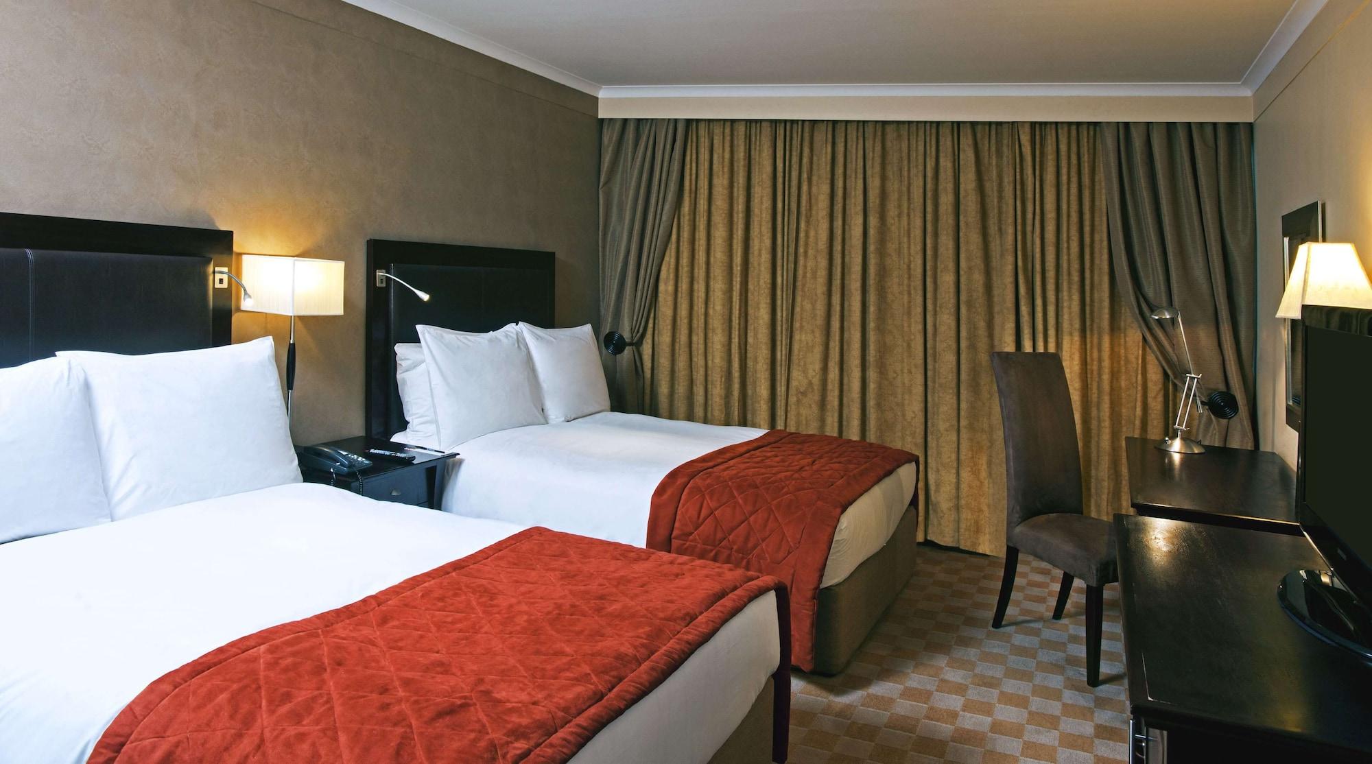 Southern Sun Or Tambo International Airport Hotel Kempton Park Buitenkant foto A room at the hotel