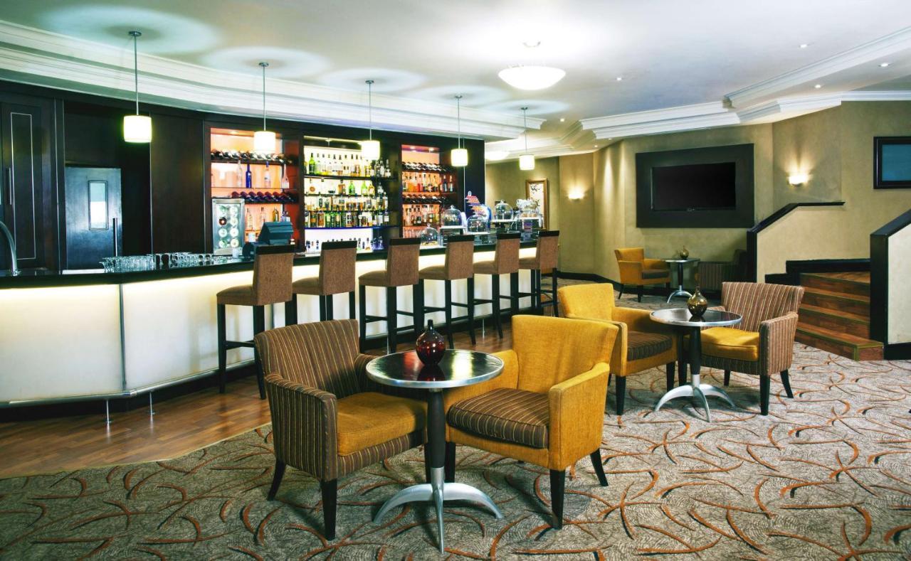 Southern Sun Or Tambo International Airport Hotel Kempton Park Buitenkant foto A bar in a hotel