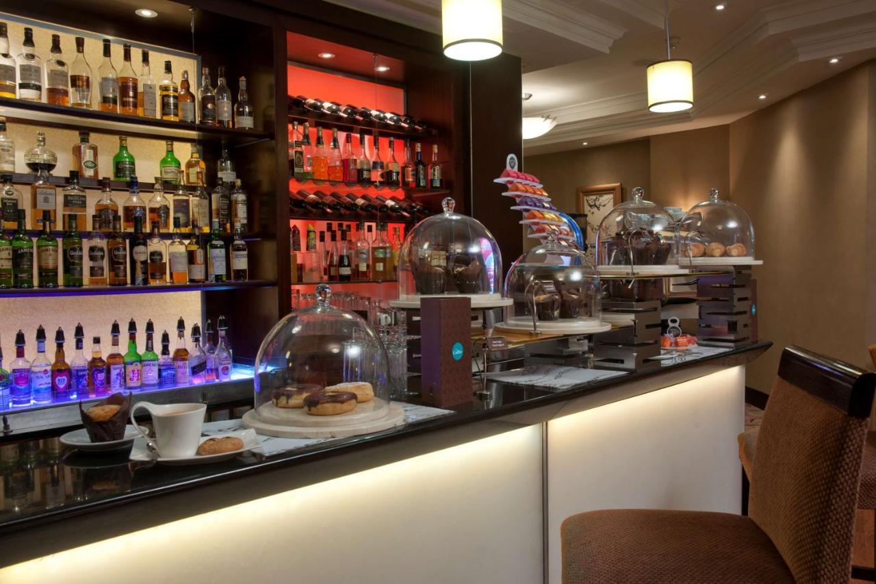 Southern Sun Or Tambo International Airport Kempton Park Buitenkant foto A coffee bar in a hotel