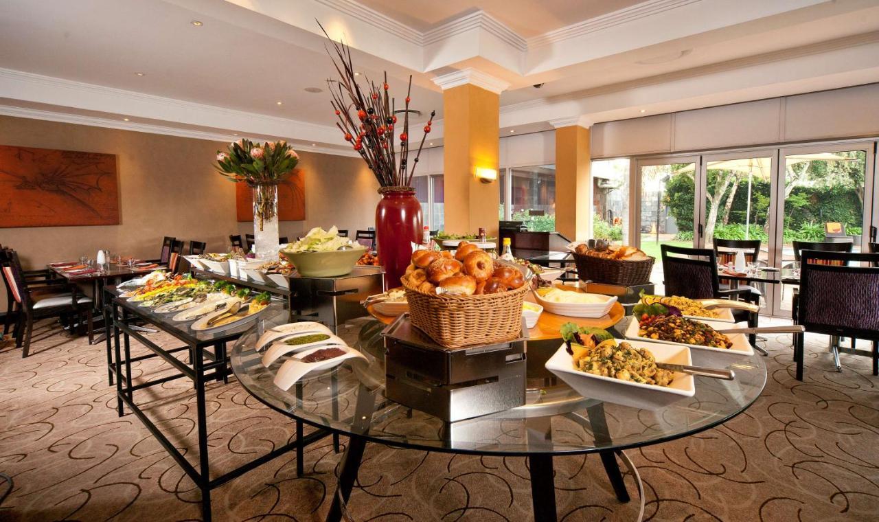 Southern Sun Or Tambo International Airport Hotel Kempton Park Buitenkant foto Breakfast buffet at a luxury hotel