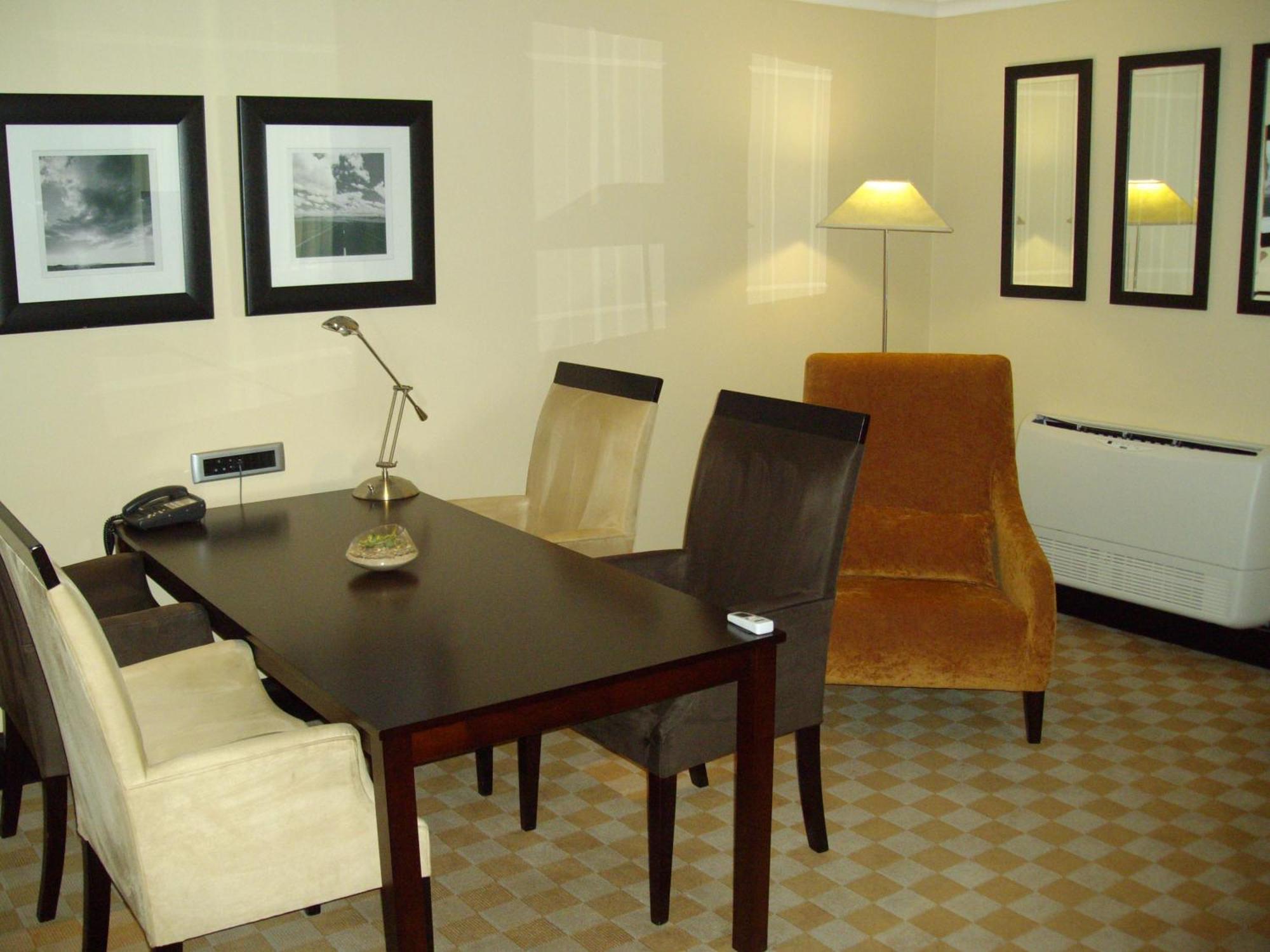 Southern Sun Or Tambo International Airport Kempton Park Buitenkant foto A room in a modern hotel