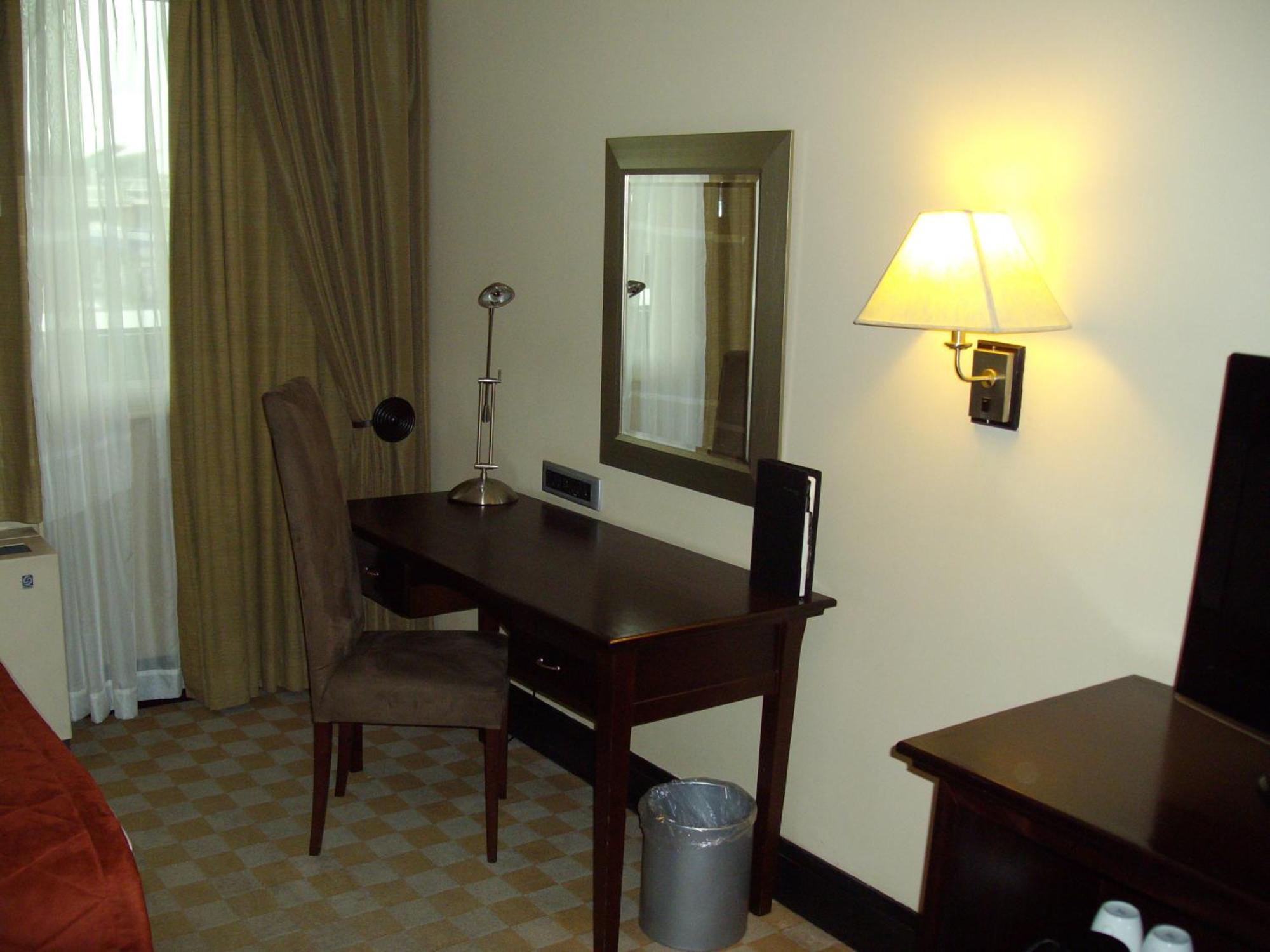 Southern Sun Or Tambo International Airport Kempton Park Buitenkant foto A desk in a hotel room