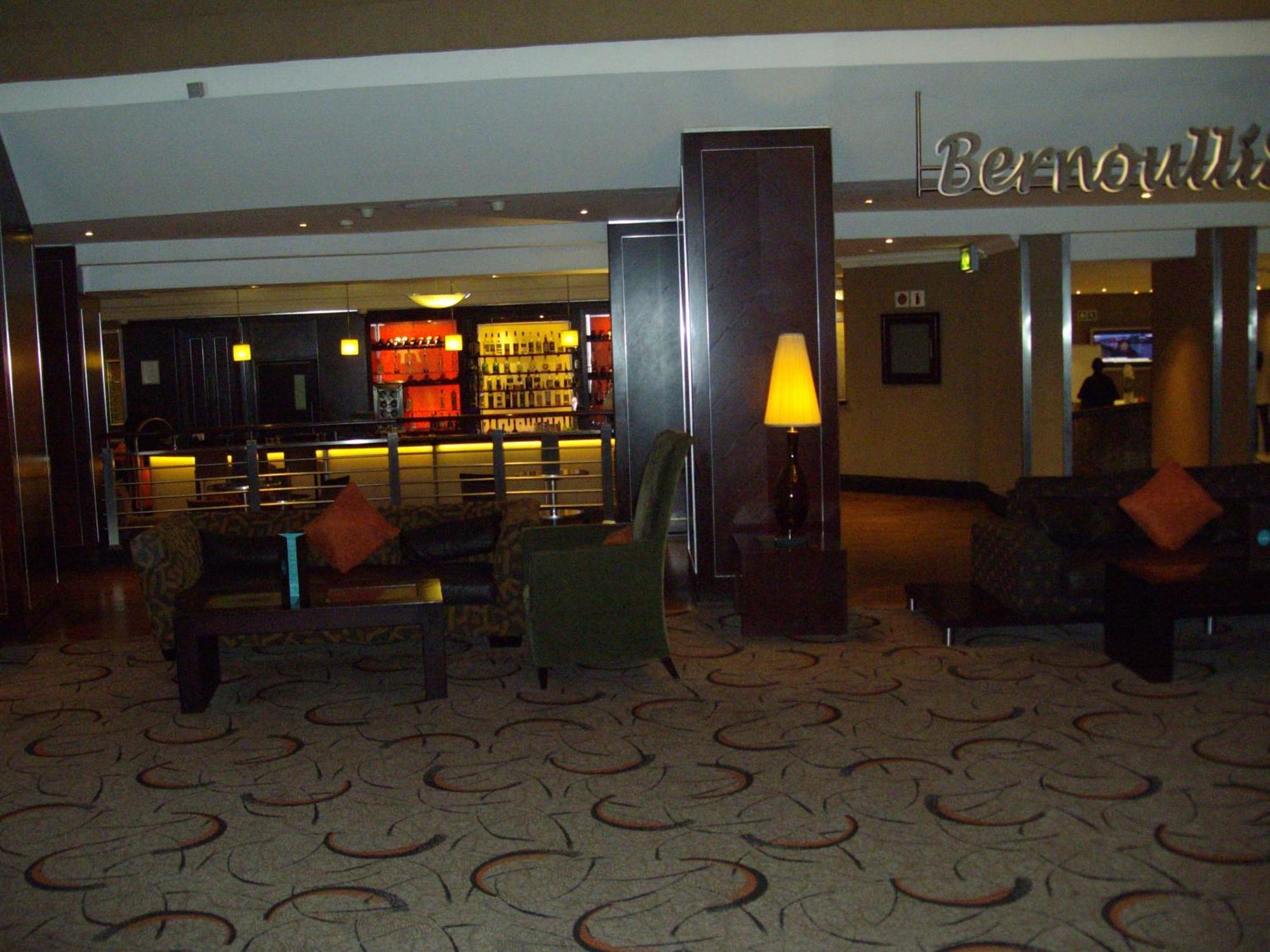 Southern Sun Or Tambo International Airport Hotel Kempton Park Buitenkant foto The reception area of the hotel