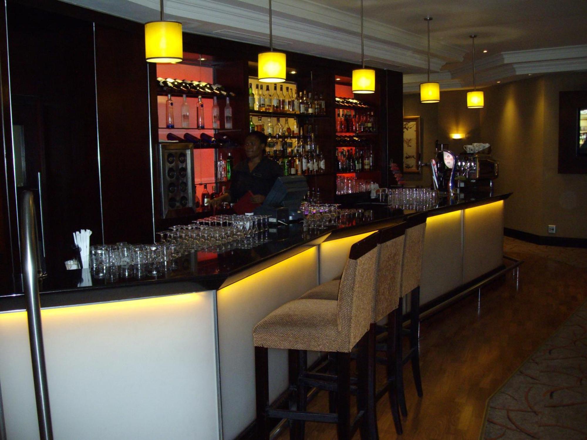 Southern Sun Or Tambo International Airport Kempton Park Buitenkant foto A bar in a hotel