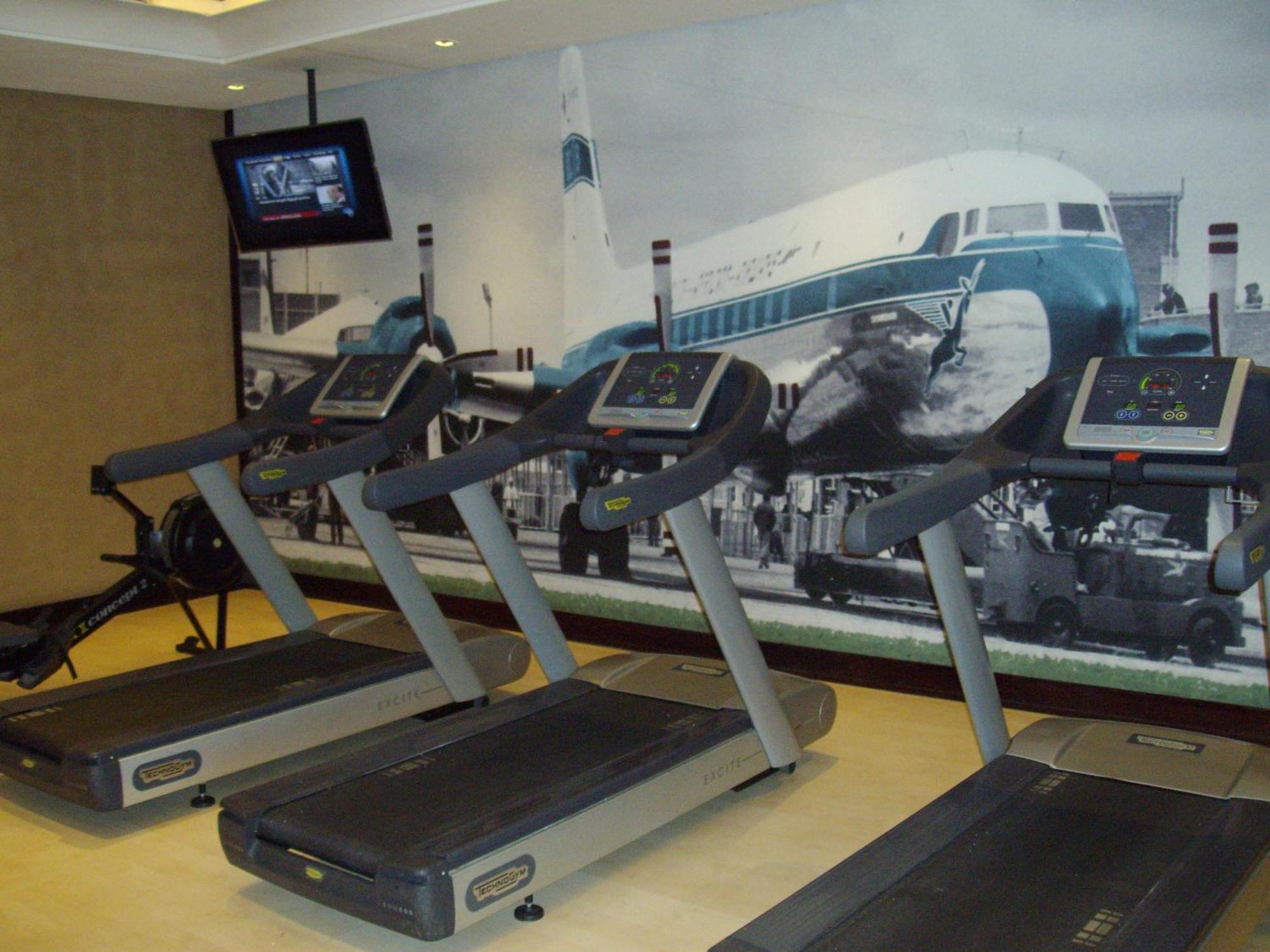 Southern Sun Or Tambo International Airport Hotel Kempton Park Buitenkant foto Treadmills in a gym