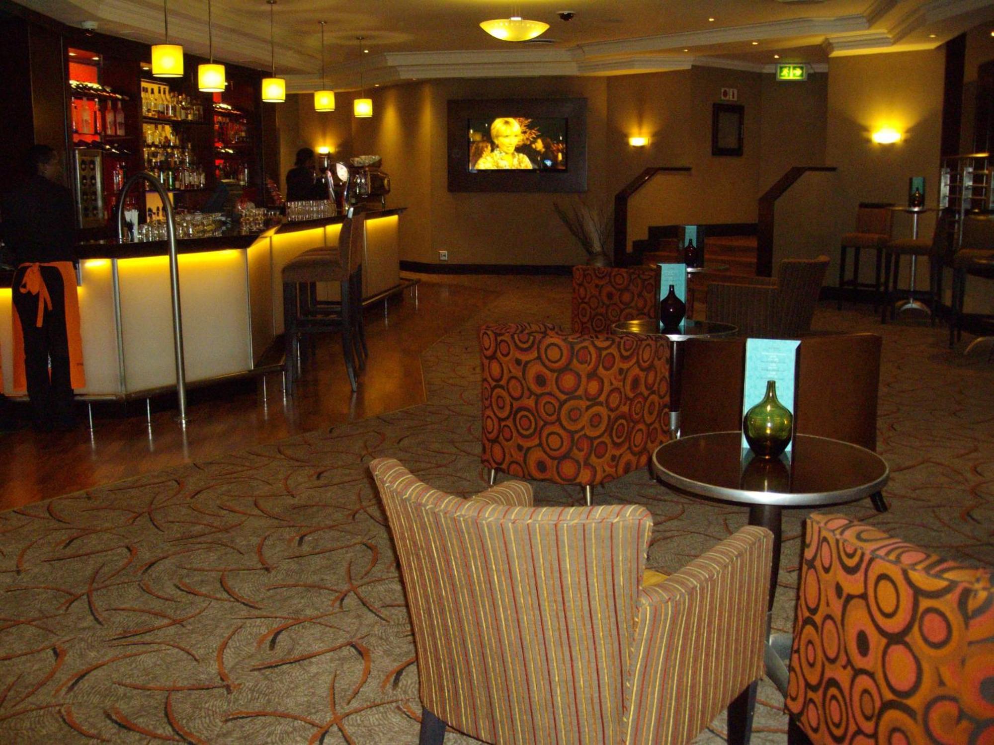 Southern Sun Or Tambo International Airport Hotel Kempton Park Buitenkant foto A bar in a hotel