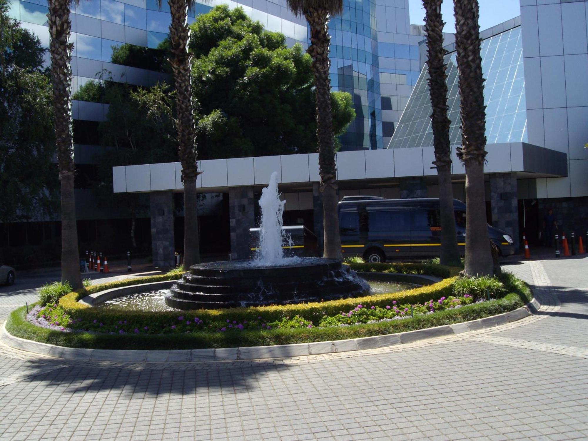 Southern Sun Or Tambo International Airport Kempton Park Buitenkant foto Fountain at the entrance of the building