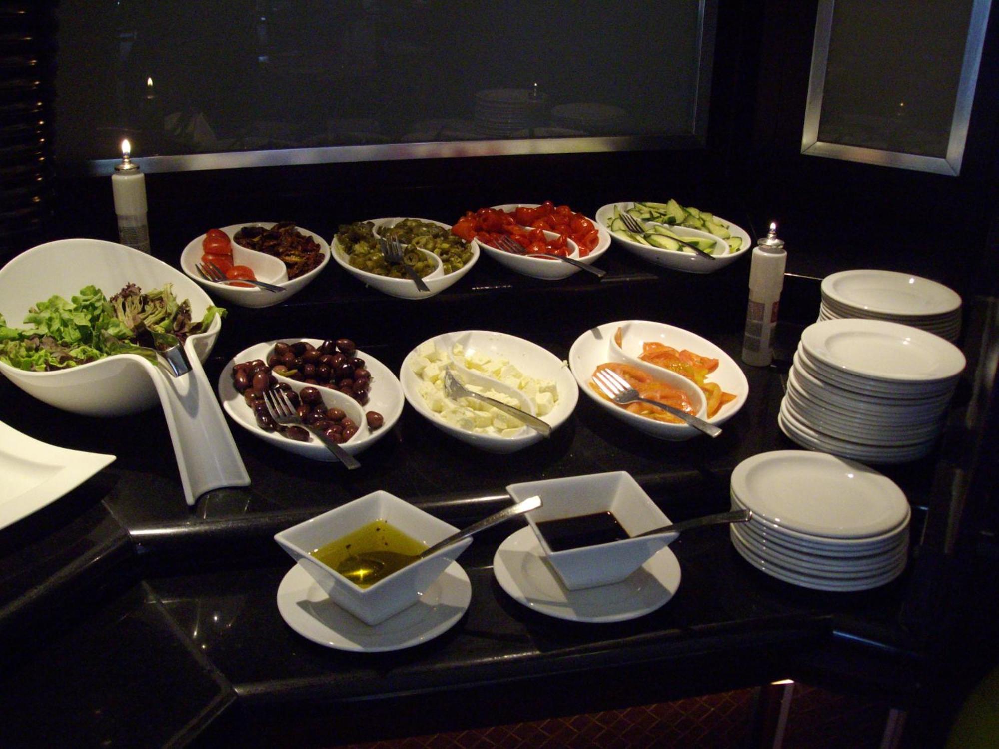 Southern Sun Or Tambo International Airport Kempton Park Buitenkant foto A buffet at a hotel