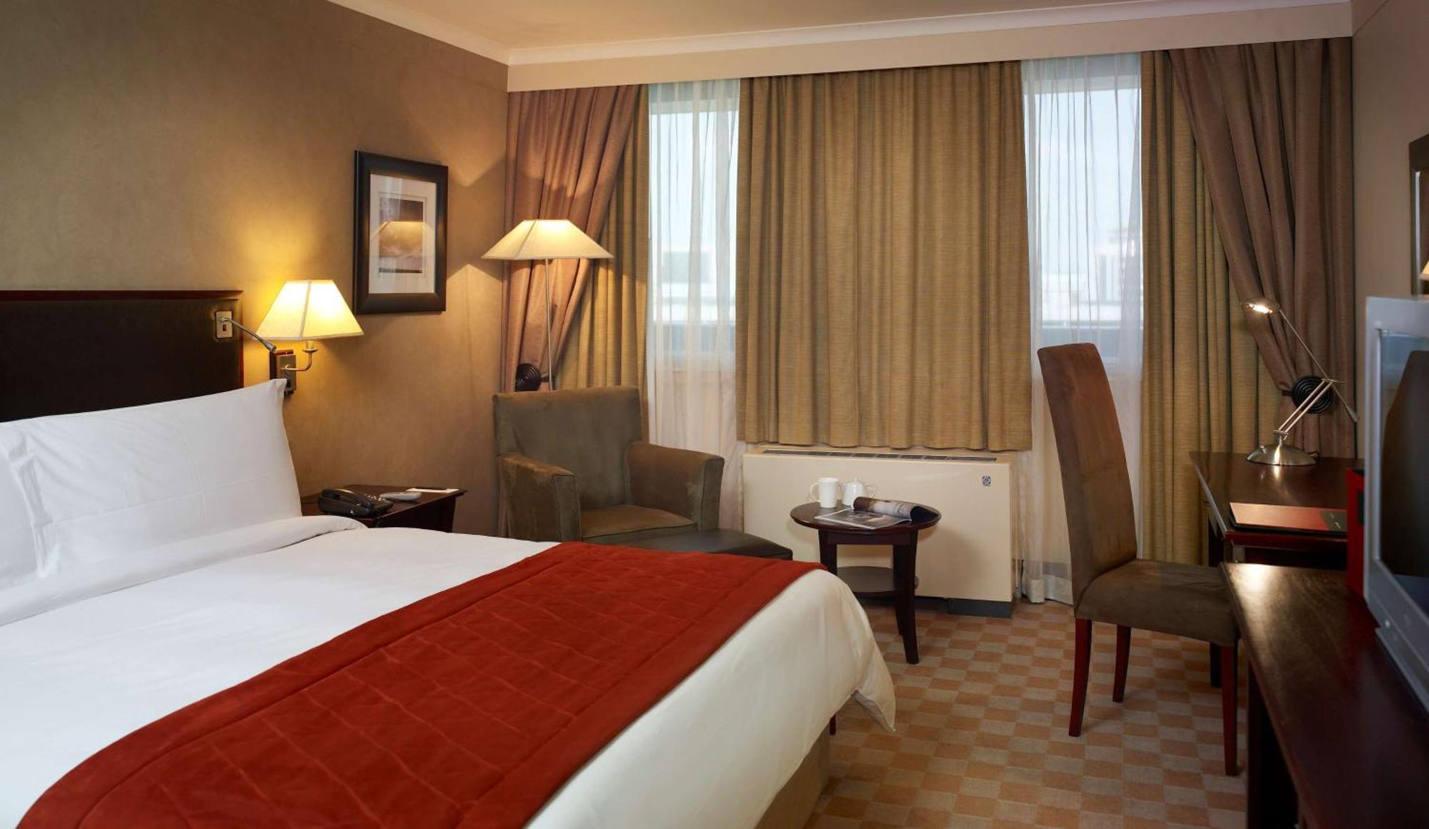 Southern Sun Or Tambo International Airport Kempton Park Buitenkant foto A room at the hotel