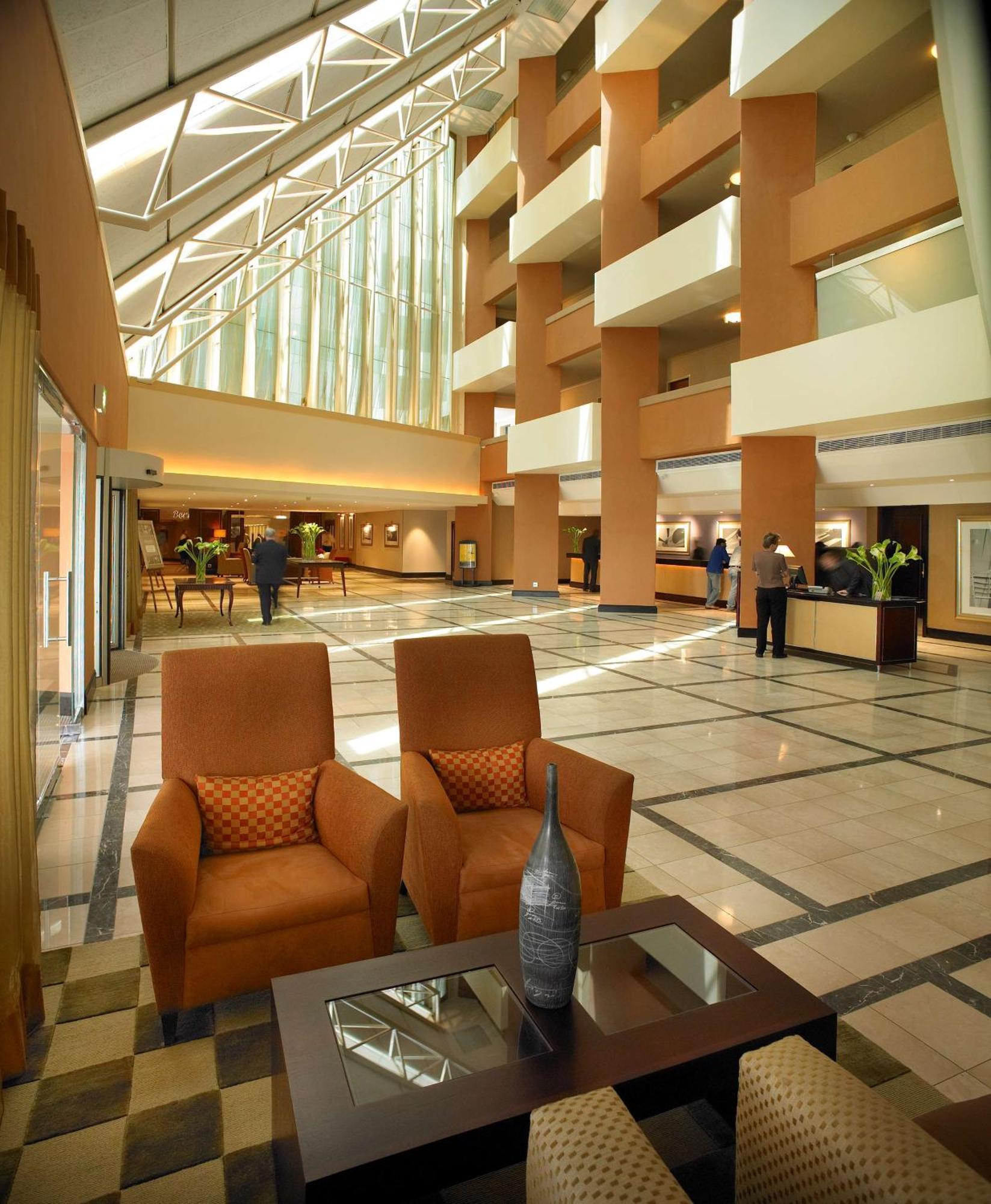 Southern Sun Or Tambo International Airport Hotel Kempton Park Buitenkant foto The reception area of the hotel