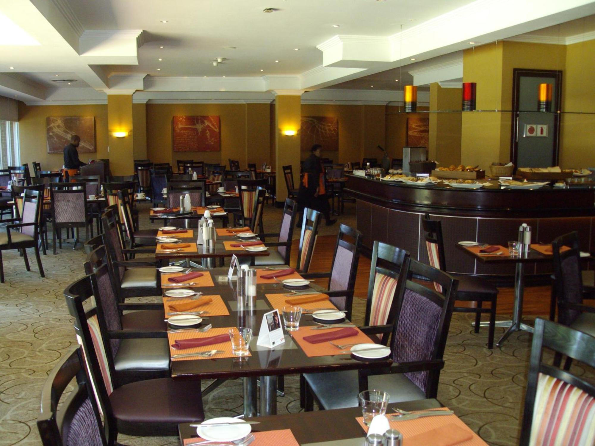 Southern Sun Or Tambo International Airport Hotel Kempton Park Buitenkant foto A restaurant in Johannesburg, South Africa.