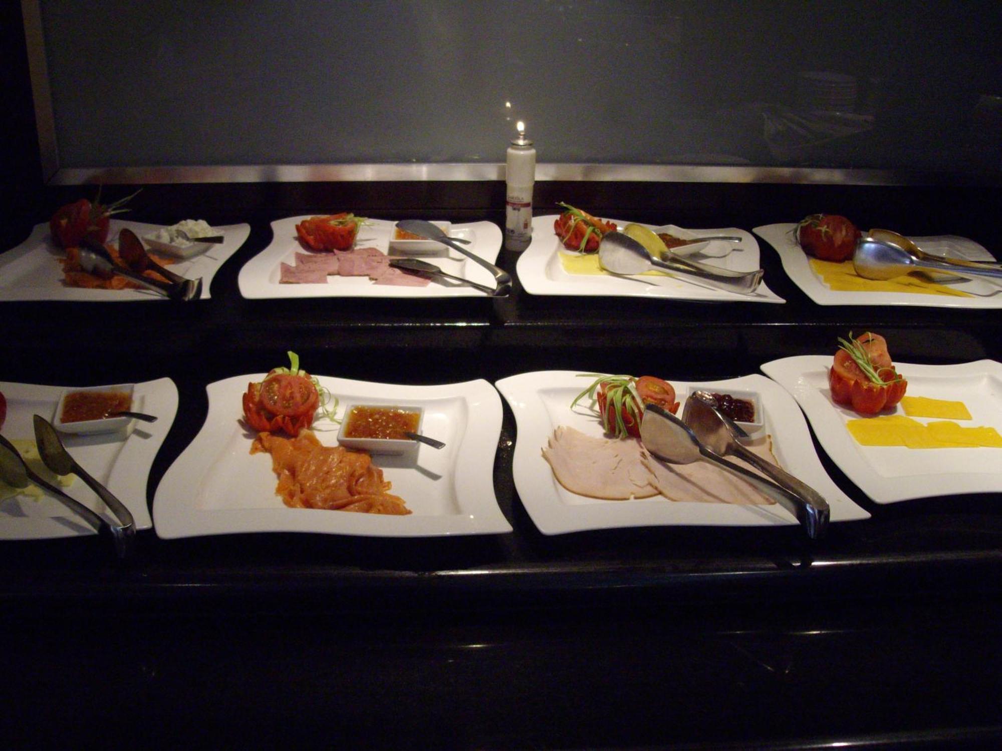 Southern Sun Or Tambo International Airport Kempton Park Buitenkant foto A buffet breakfast