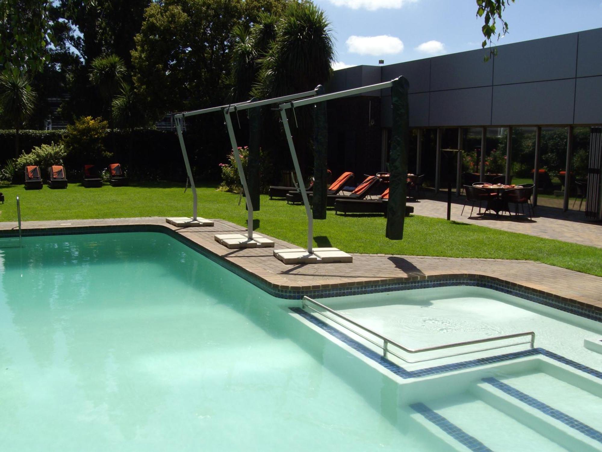 Southern Sun Or Tambo International Airport Kempton Park Buitenkant foto The word "pool" in Italian is "piscina".