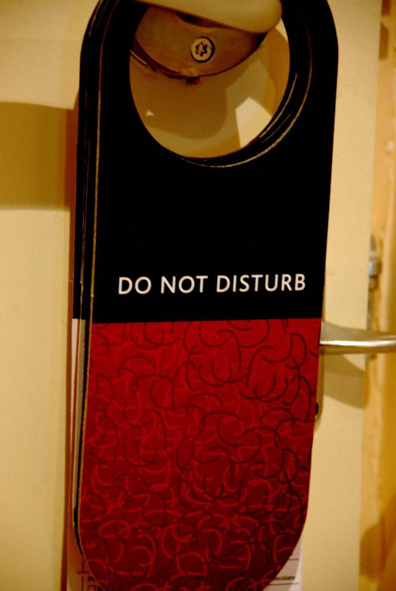 Southern Sun Or Tambo International Airport Hotel Kempton Park Buitenkant foto Do not disturb sign