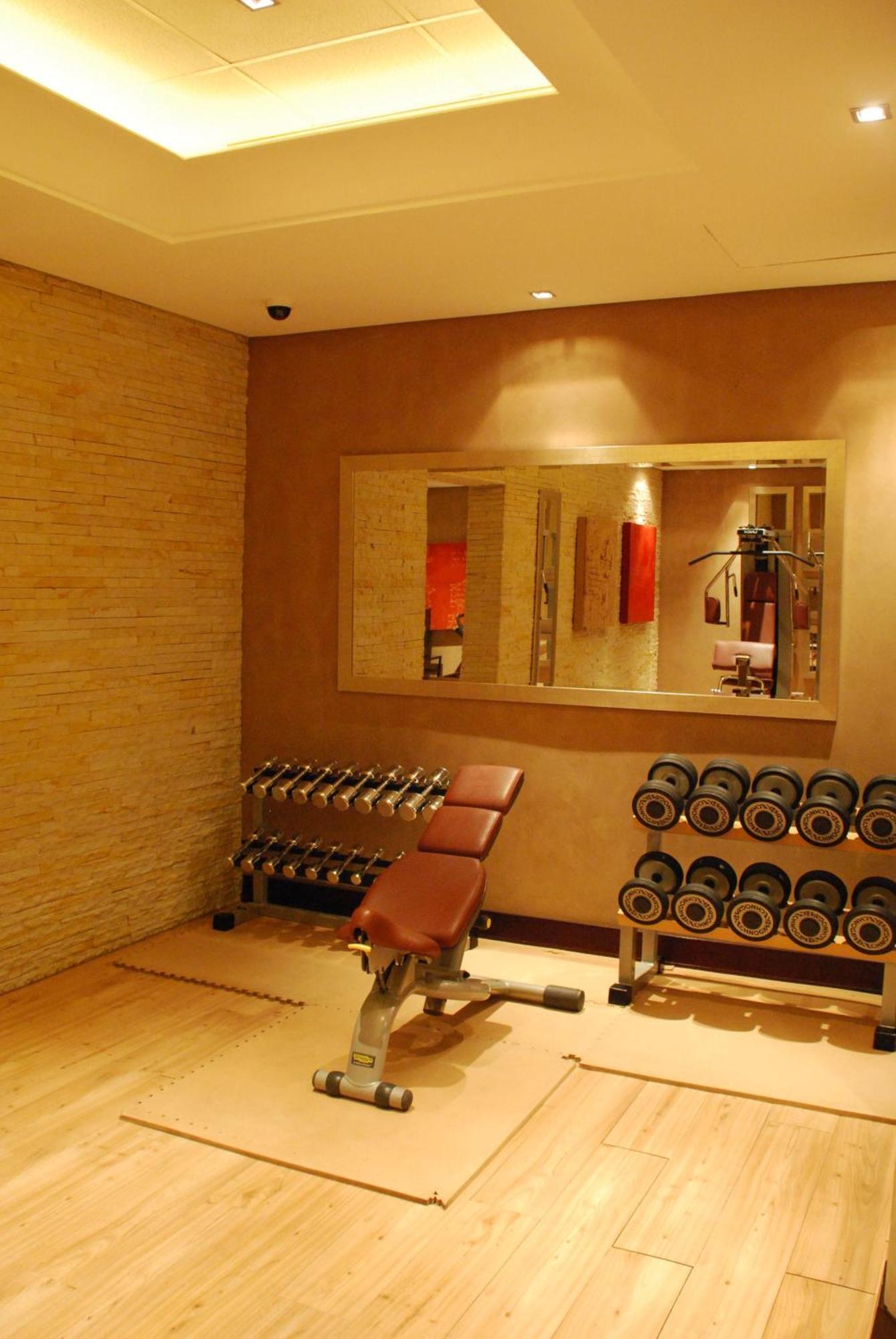 Southern Sun Or Tambo International Airport Kempton Park Buitenkant foto A gym in Madrid, Spain.