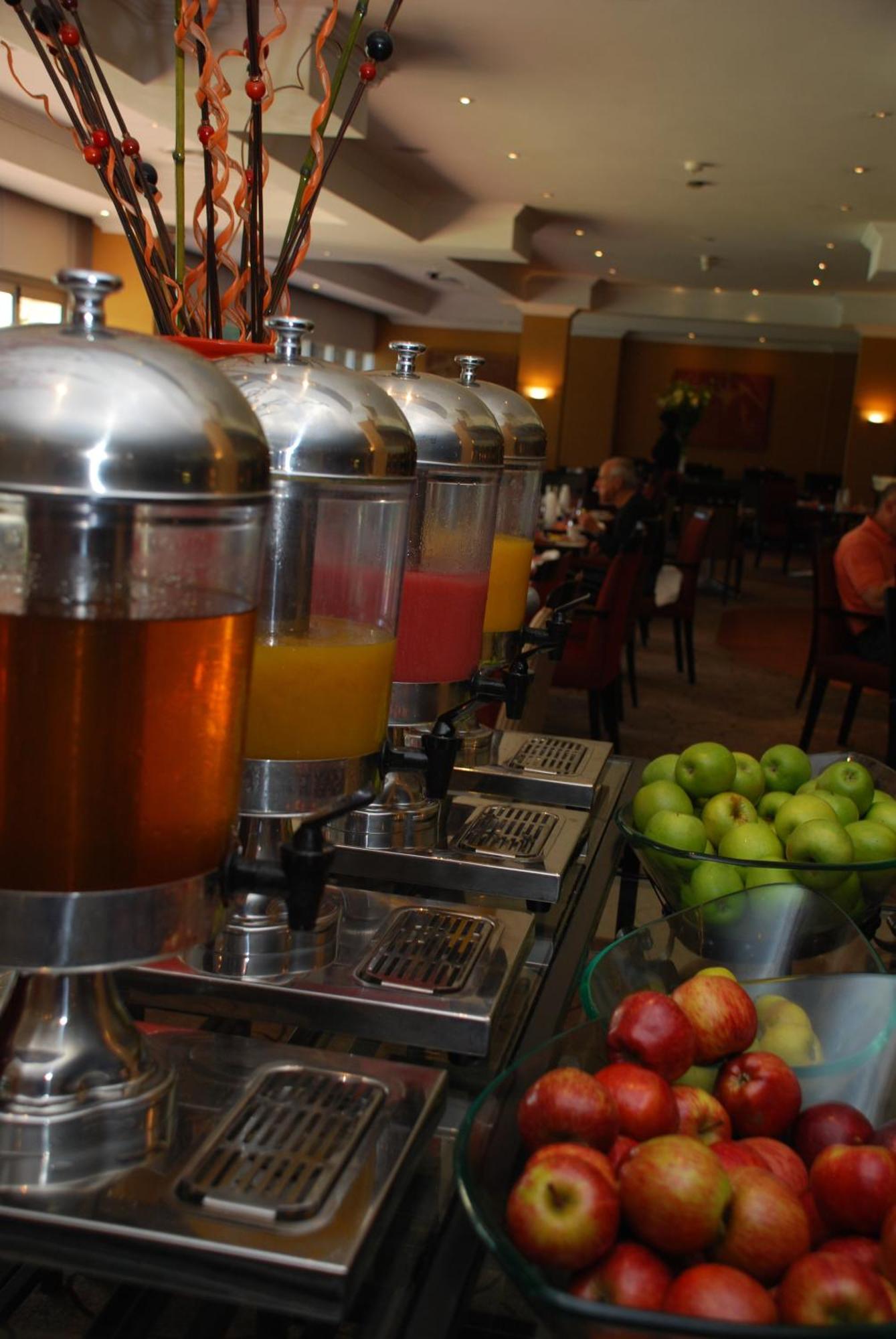 Southern Sun Or Tambo International Airport Kempton Park Buitenkant foto Breakfast buffet