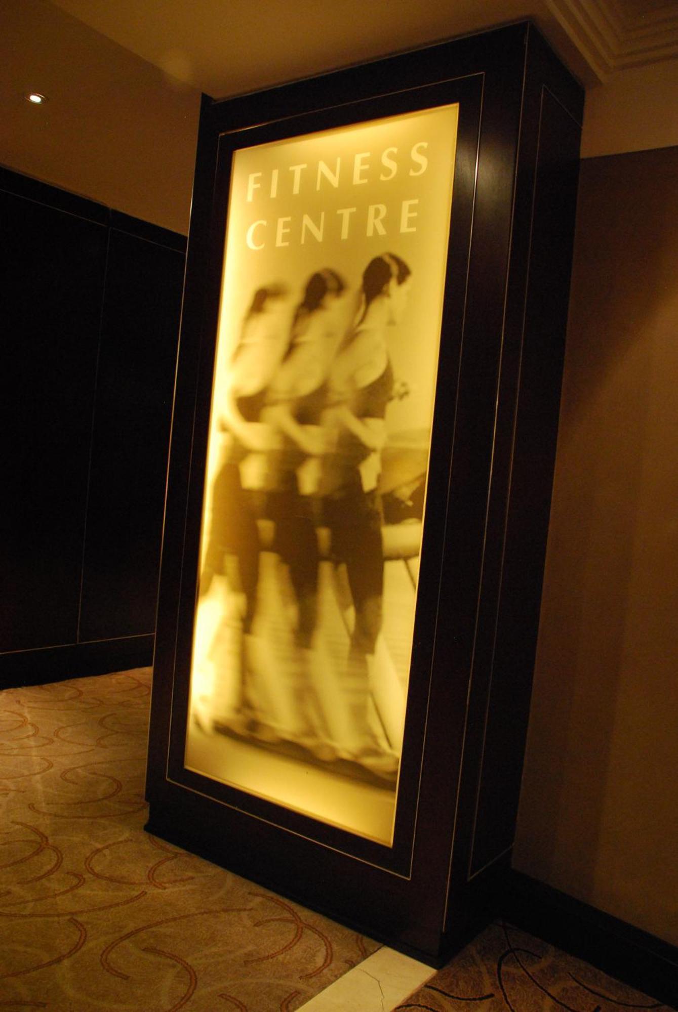 Southern Sun Or Tambo International Airport Kempton Park Buitenkant foto A sign for a fitness centre in Hong Kong.