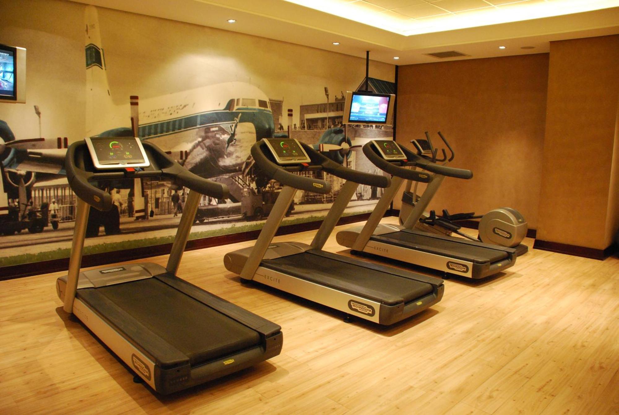 Southern Sun Or Tambo International Airport Kempton Park Buitenkant foto Treadmills in a gym