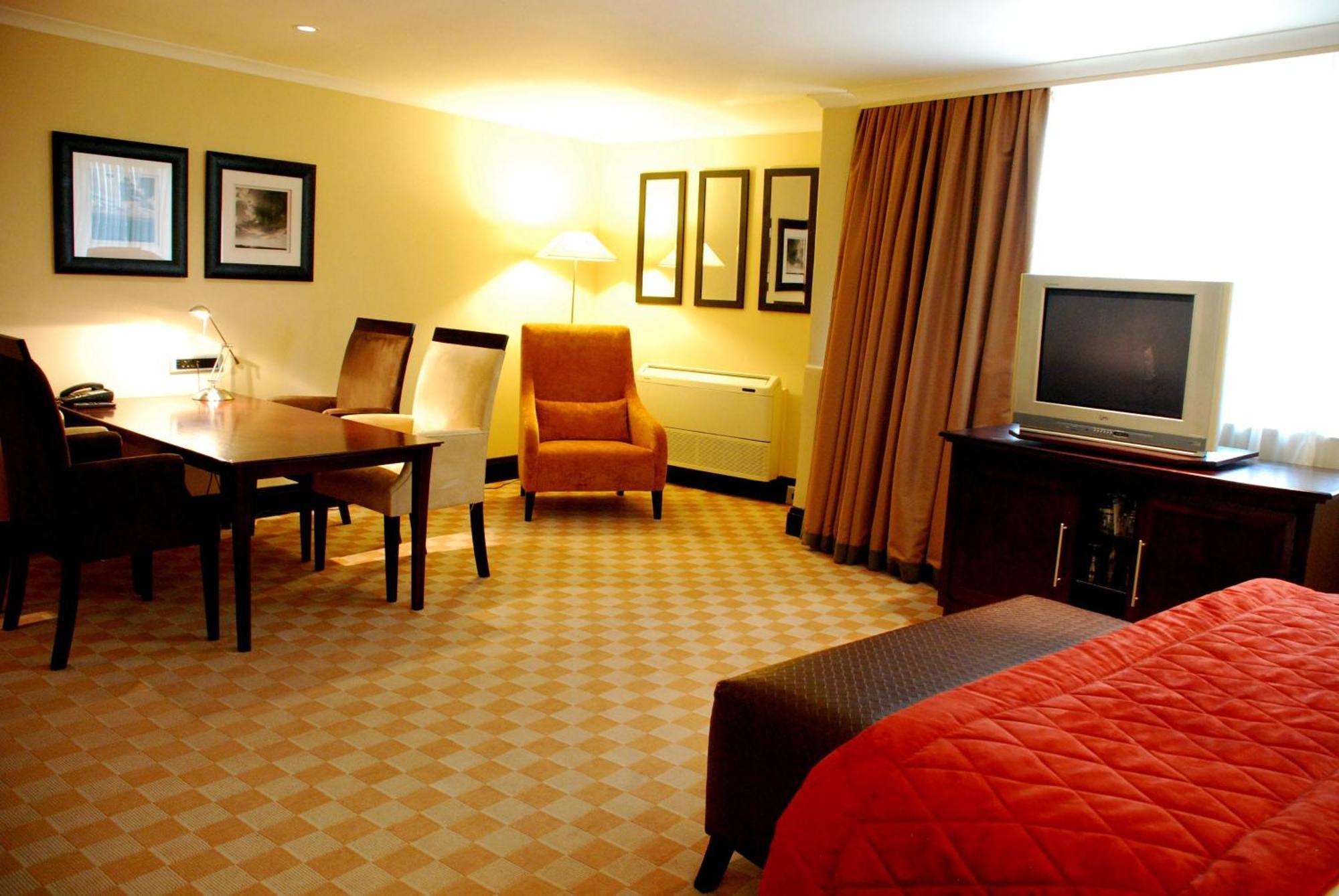 Southern Sun Or Tambo International Airport Hotel Kempton Park Buitenkant foto A room at the hotel