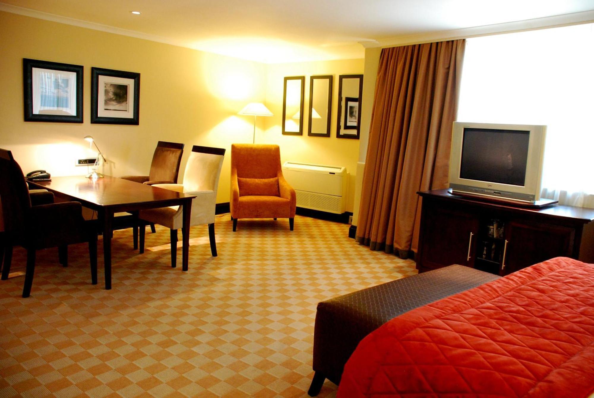 Southern Sun Or Tambo International Airport Kempton Park Buitenkant foto A room at the hotel