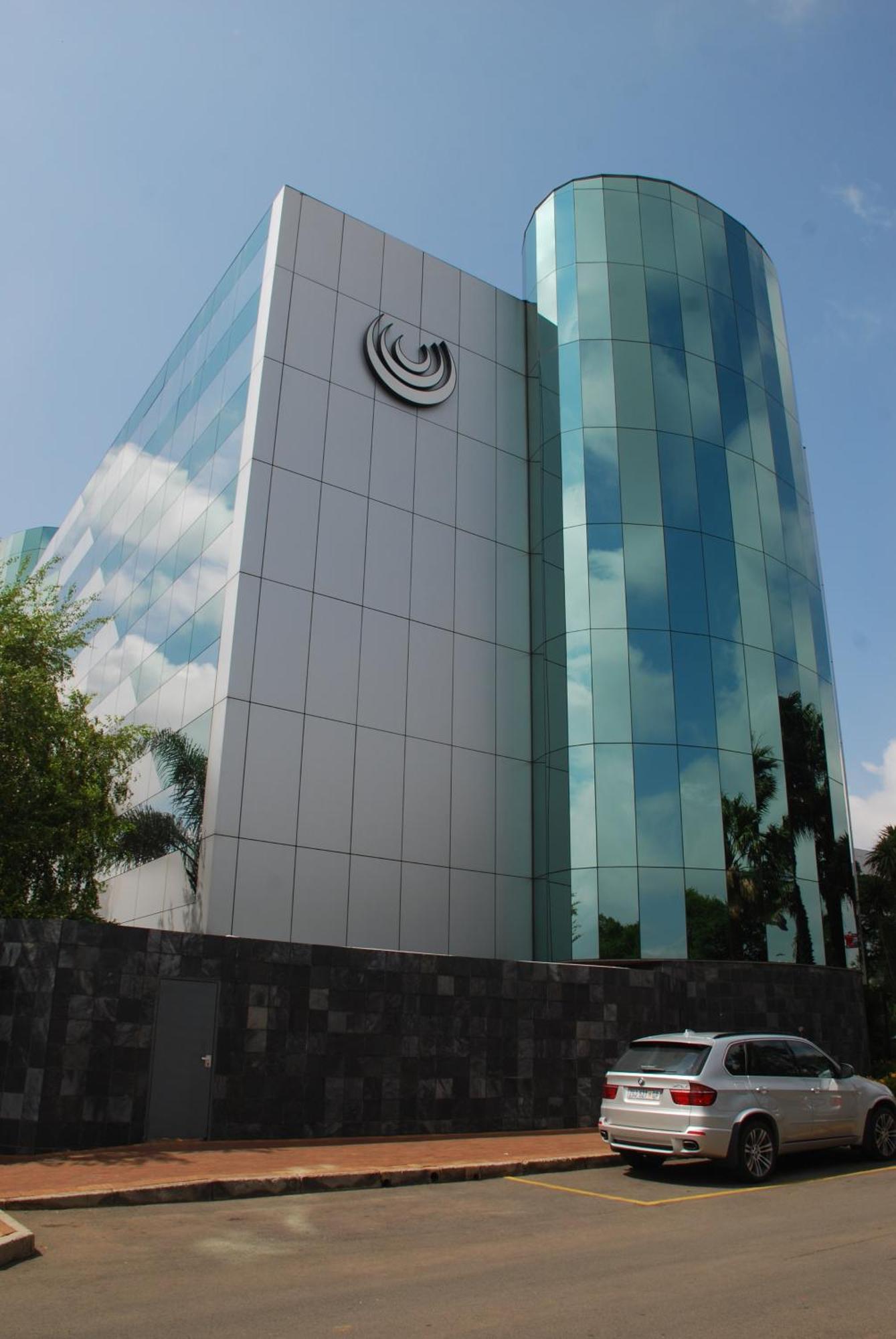 Southern Sun Or Tambo International Airport Kempton Park Buitenkant foto The building of the National Bank of Zimbabwe