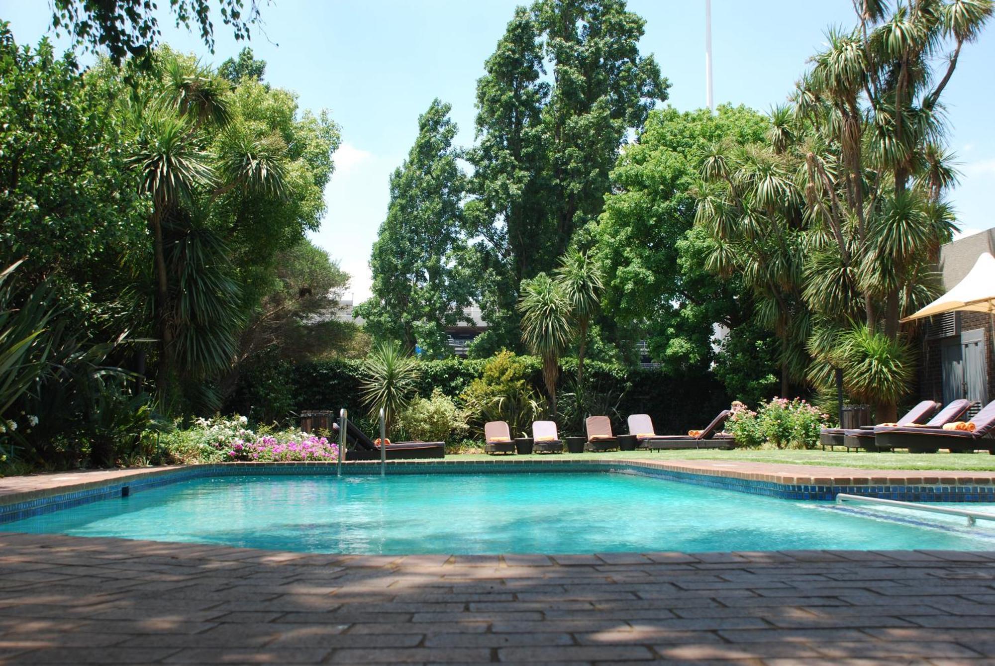 Southern Sun Or Tambo International Airport Hotel Kempton Park Buitenkant foto The swimming pool at the hotel