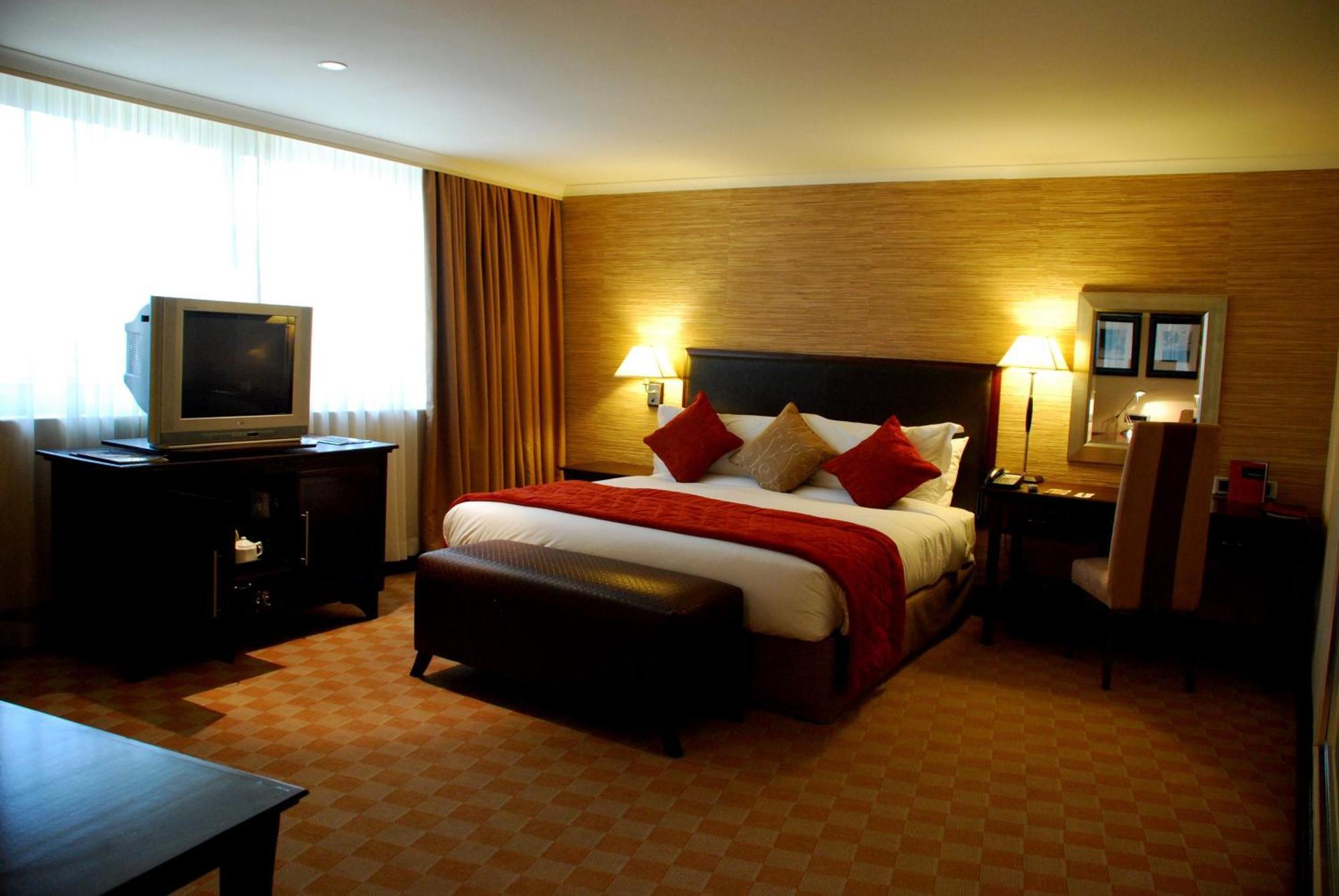 Southern Sun Or Tambo International Airport Hotel Kempton Park Buitenkant foto A bedroom in a hotel