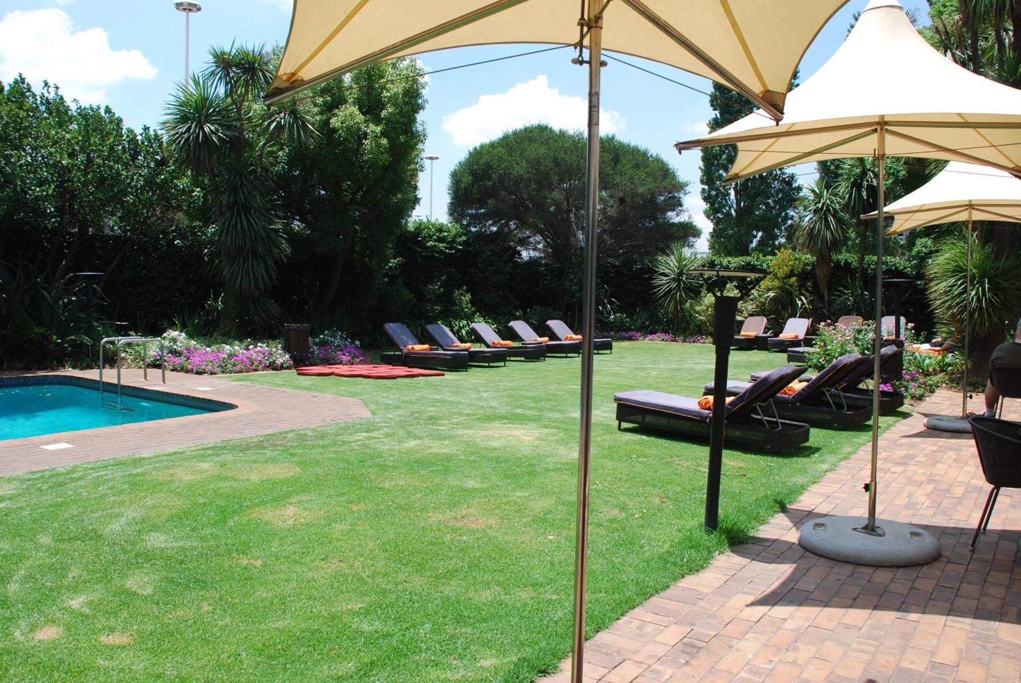 Southern Sun Or Tambo International Airport Hotel Kempton Park Buitenkant foto The garden at the hotel