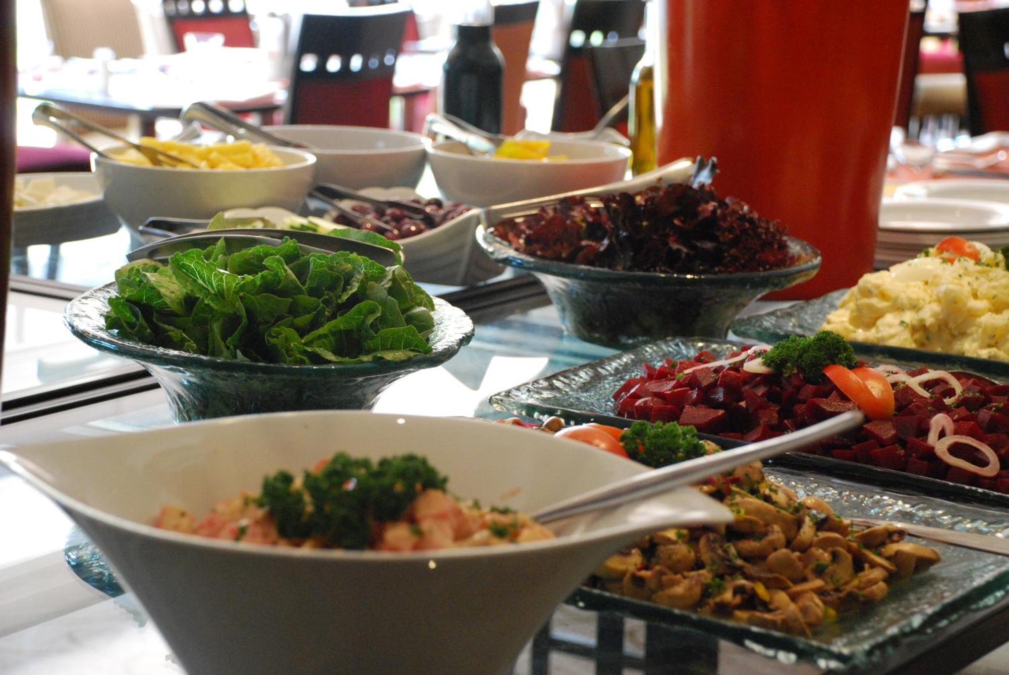 Southern Sun Or Tambo International Airport Kempton Park Buitenkant foto A buffet at a hotel