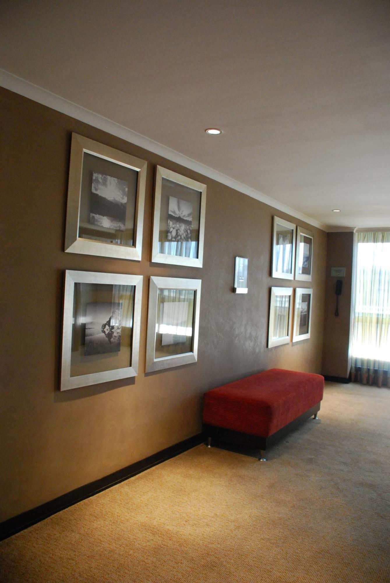 Southern Sun Or Tambo International Airport Hotel Kempton Park Buitenkant foto A photo on a wall