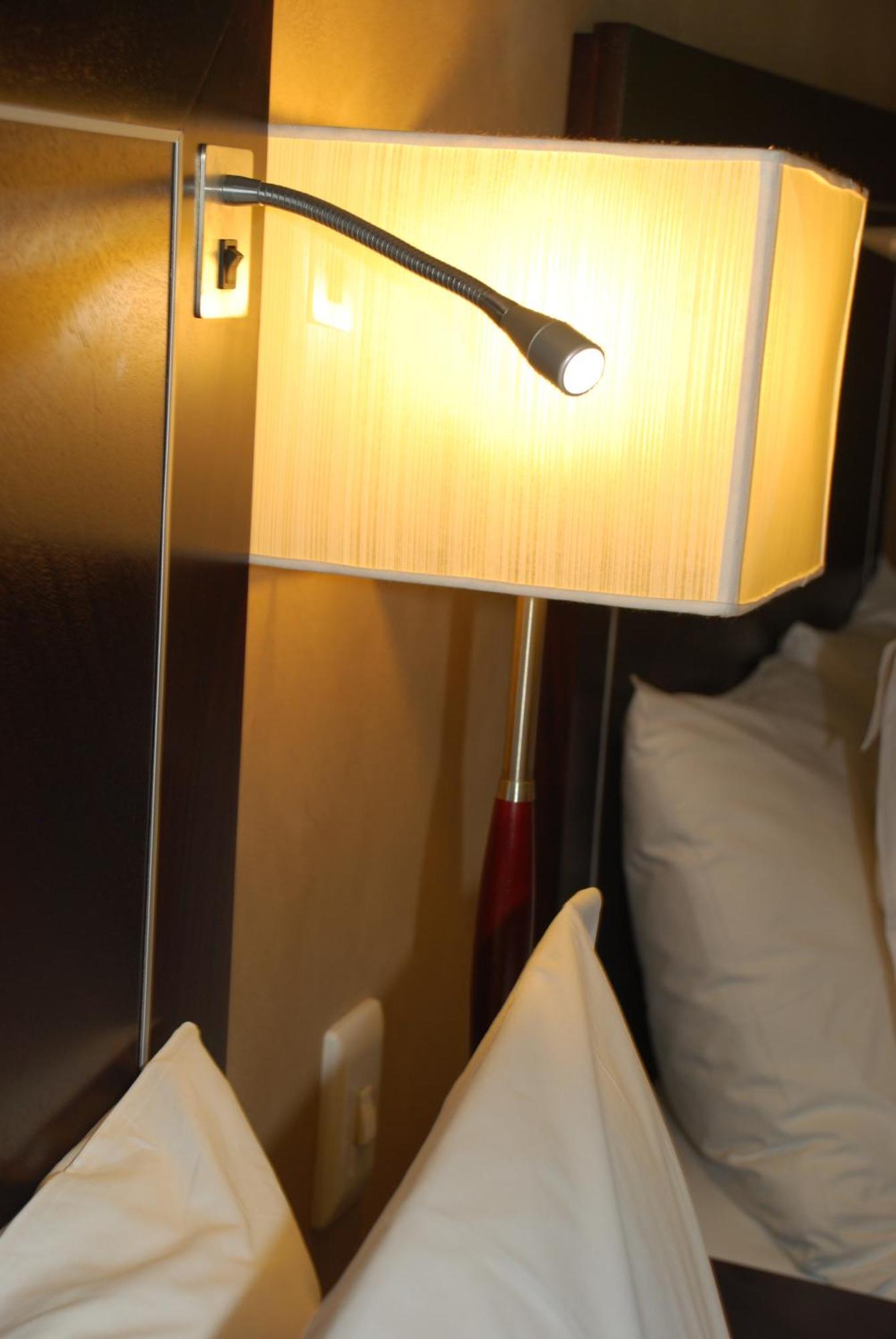 Southern Sun Or Tambo International Airport Kempton Park Buitenkant foto A reading light