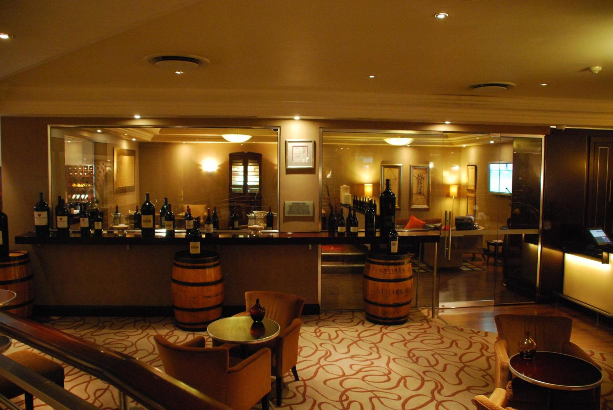 Southern Sun Or Tambo International Airport Hotel Kempton Park Buitenkant foto Wine cellar in a wine bar