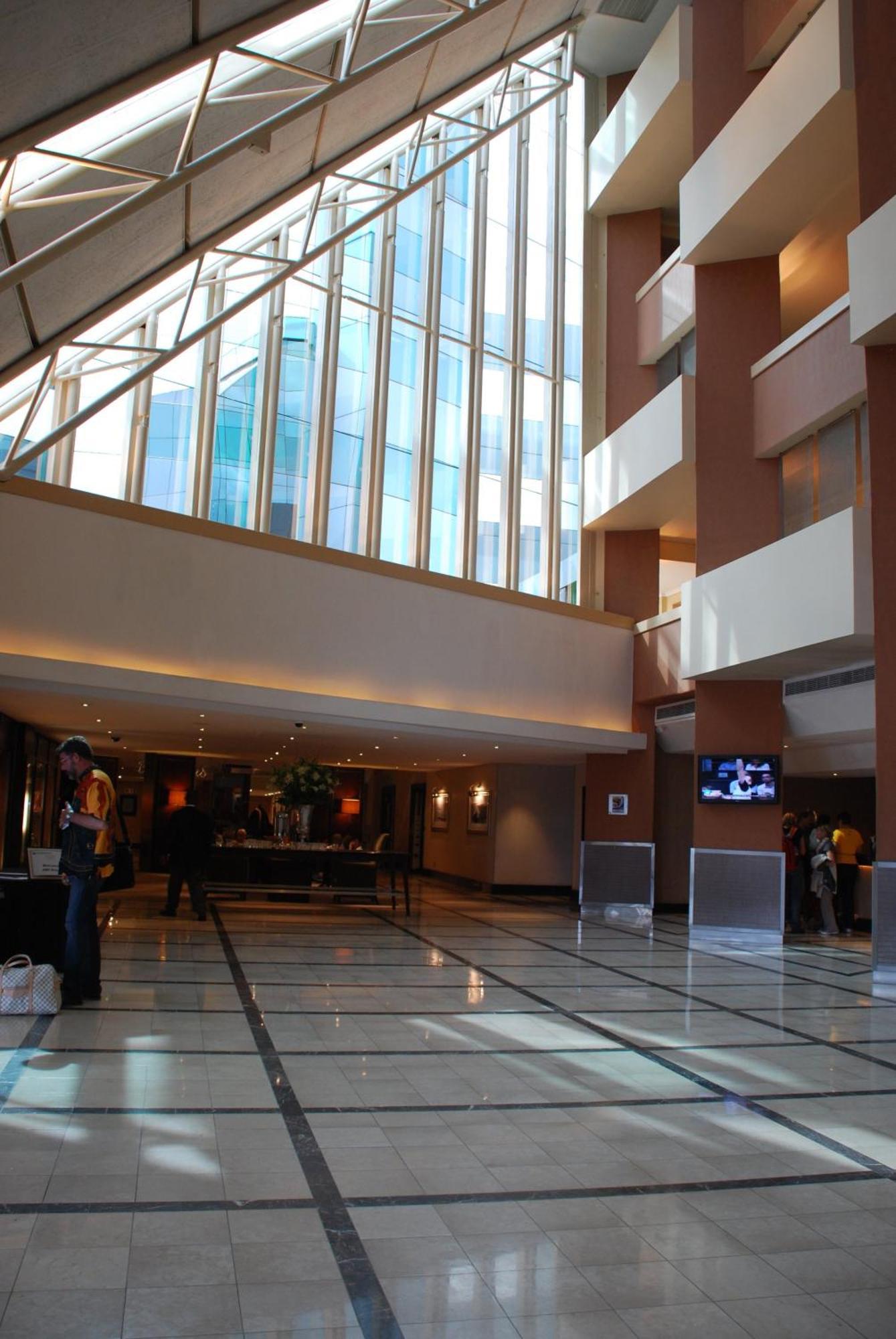 Southern Sun Or Tambo International Airport Hotel Kempton Park Buitenkant foto The lobby of the hotel