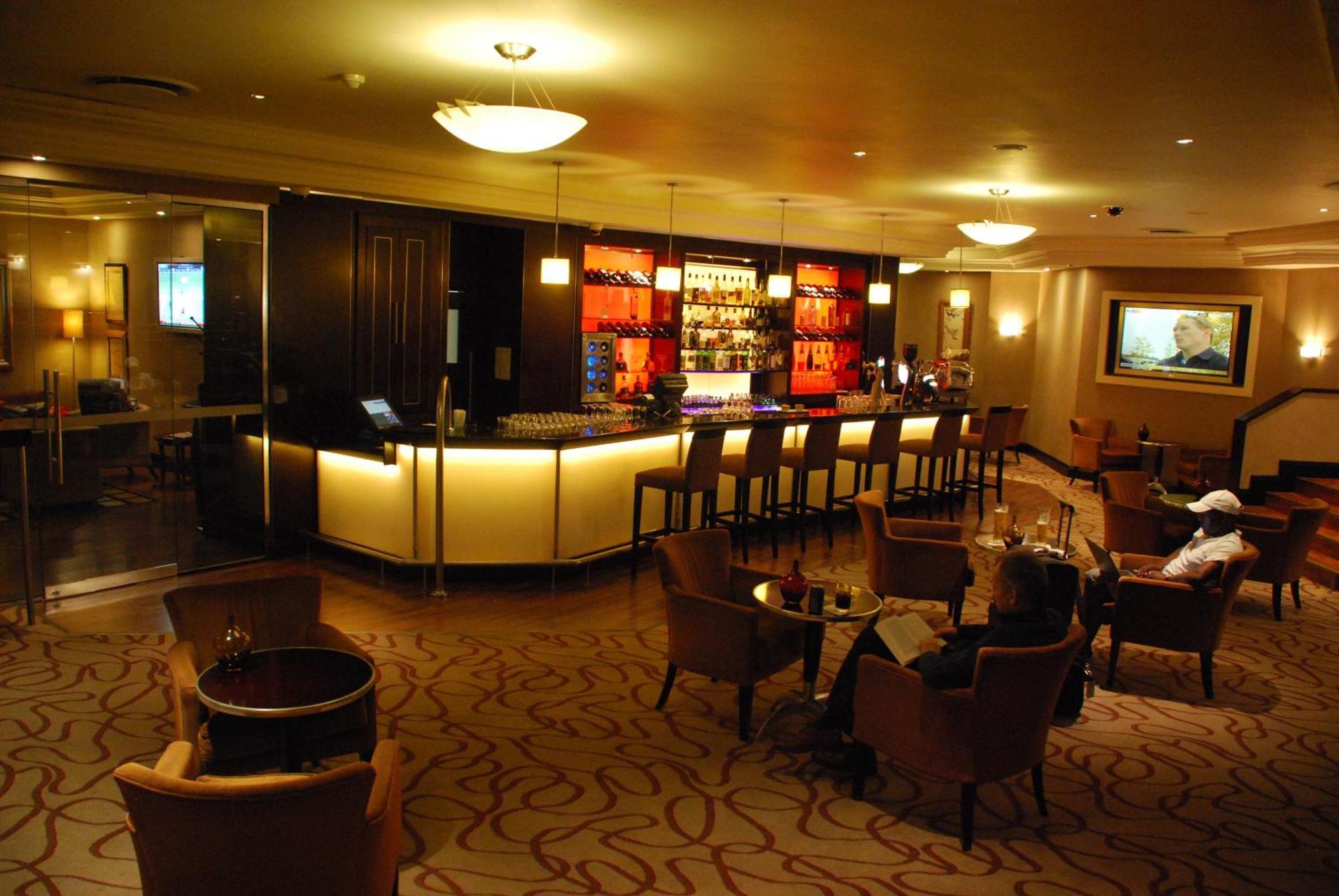 Southern Sun Or Tambo International Airport Kempton Park Buitenkant foto The bar at the hotel