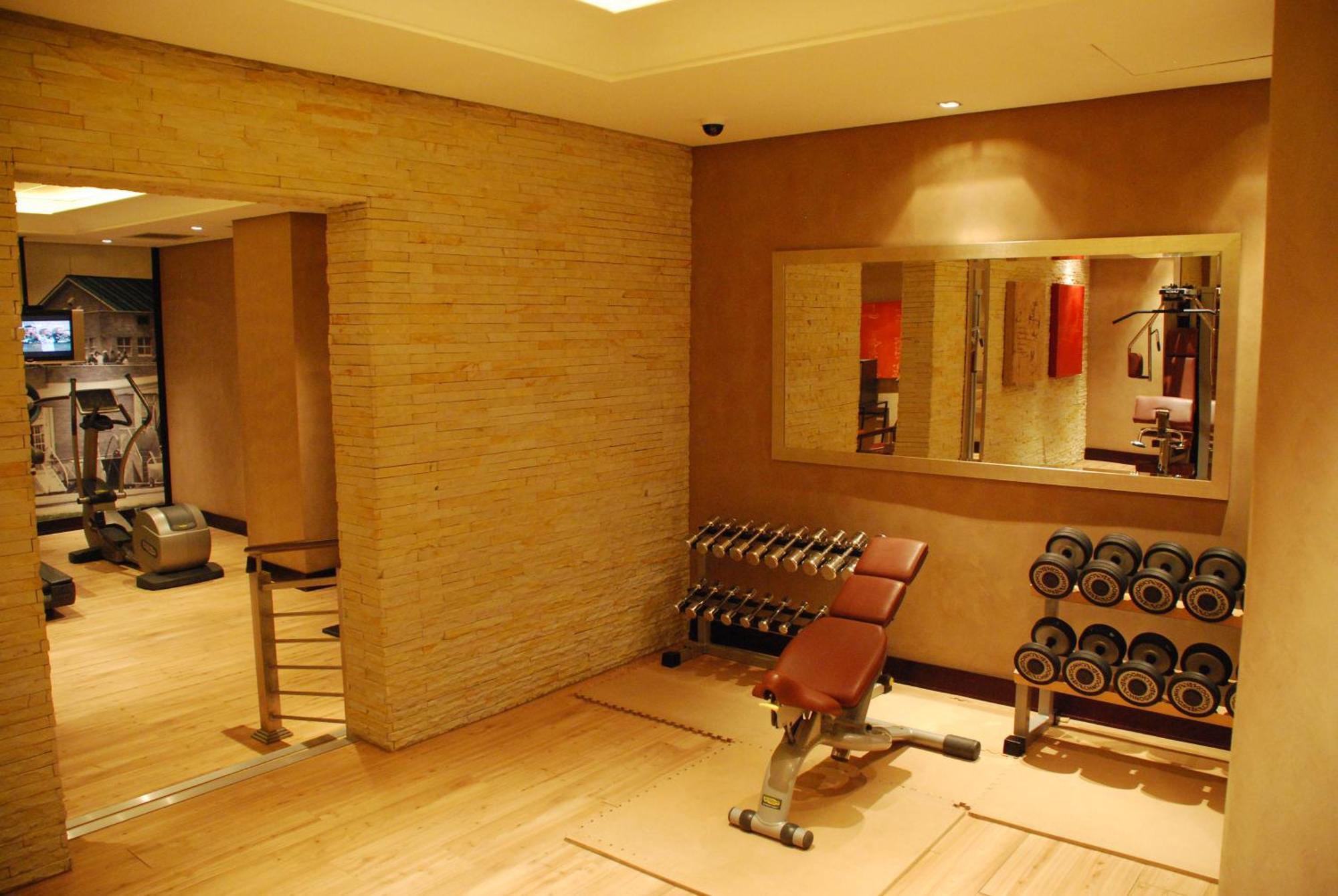 Southern Sun Or Tambo International Airport Kempton Park Buitenkant foto A gym in a hotel