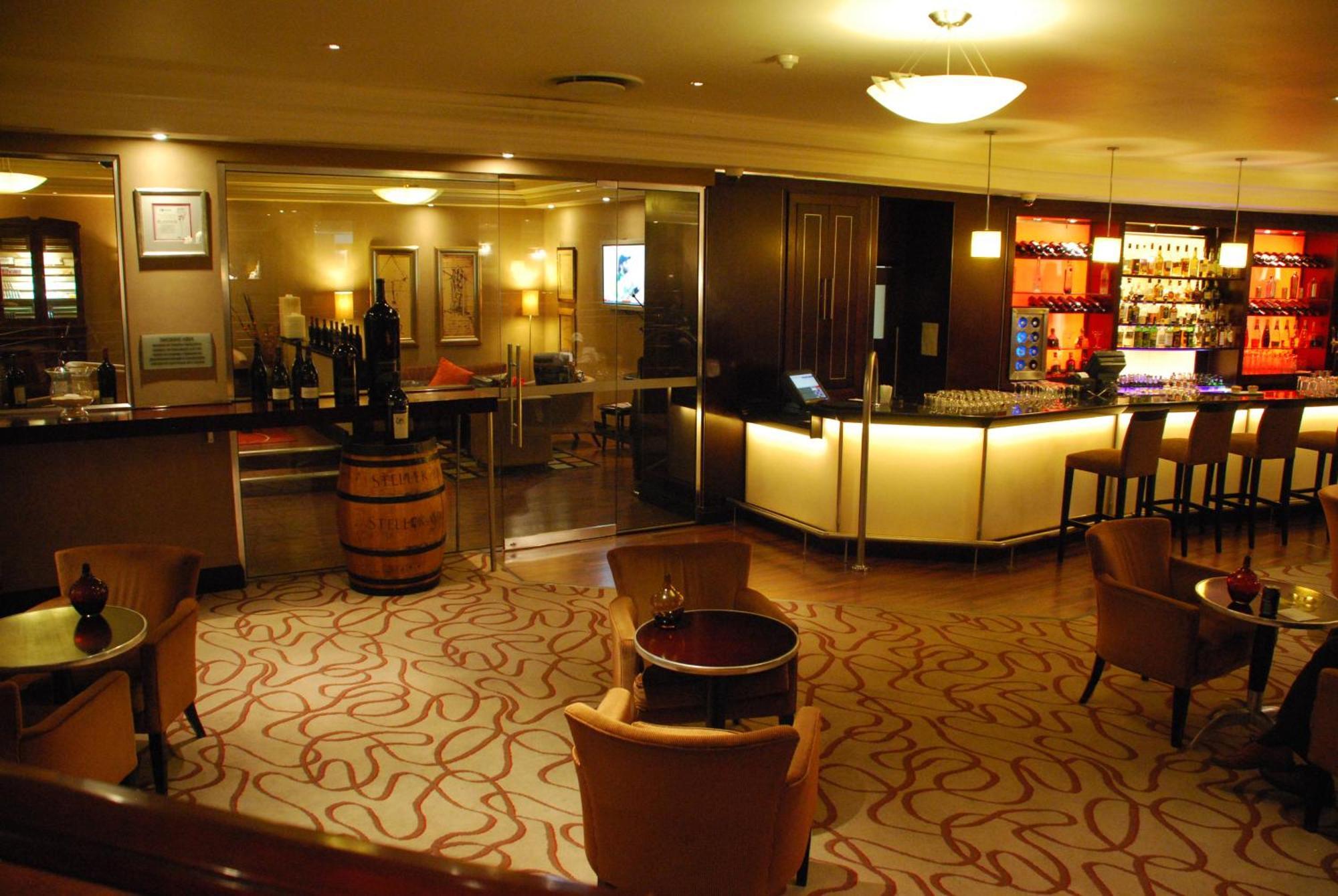 Southern Sun Or Tambo International Airport Hotel Kempton Park Buitenkant foto A wine cellar in a wine bar