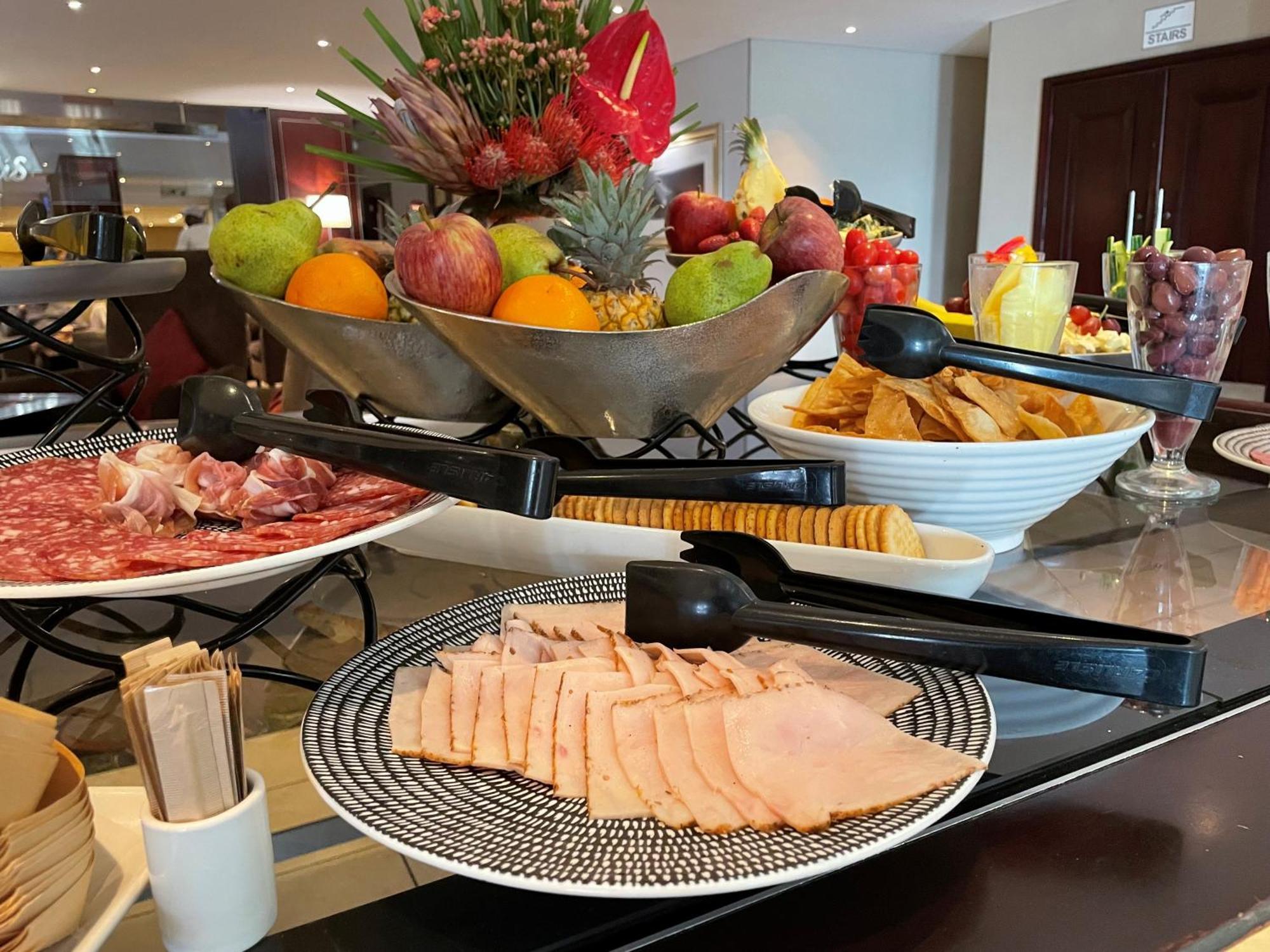 Southern Sun Or Tambo International Airport Hotel Kempton Park Buitenkant foto A buffet breakfast at a luxury hotel in Johannesburg, South Africa.