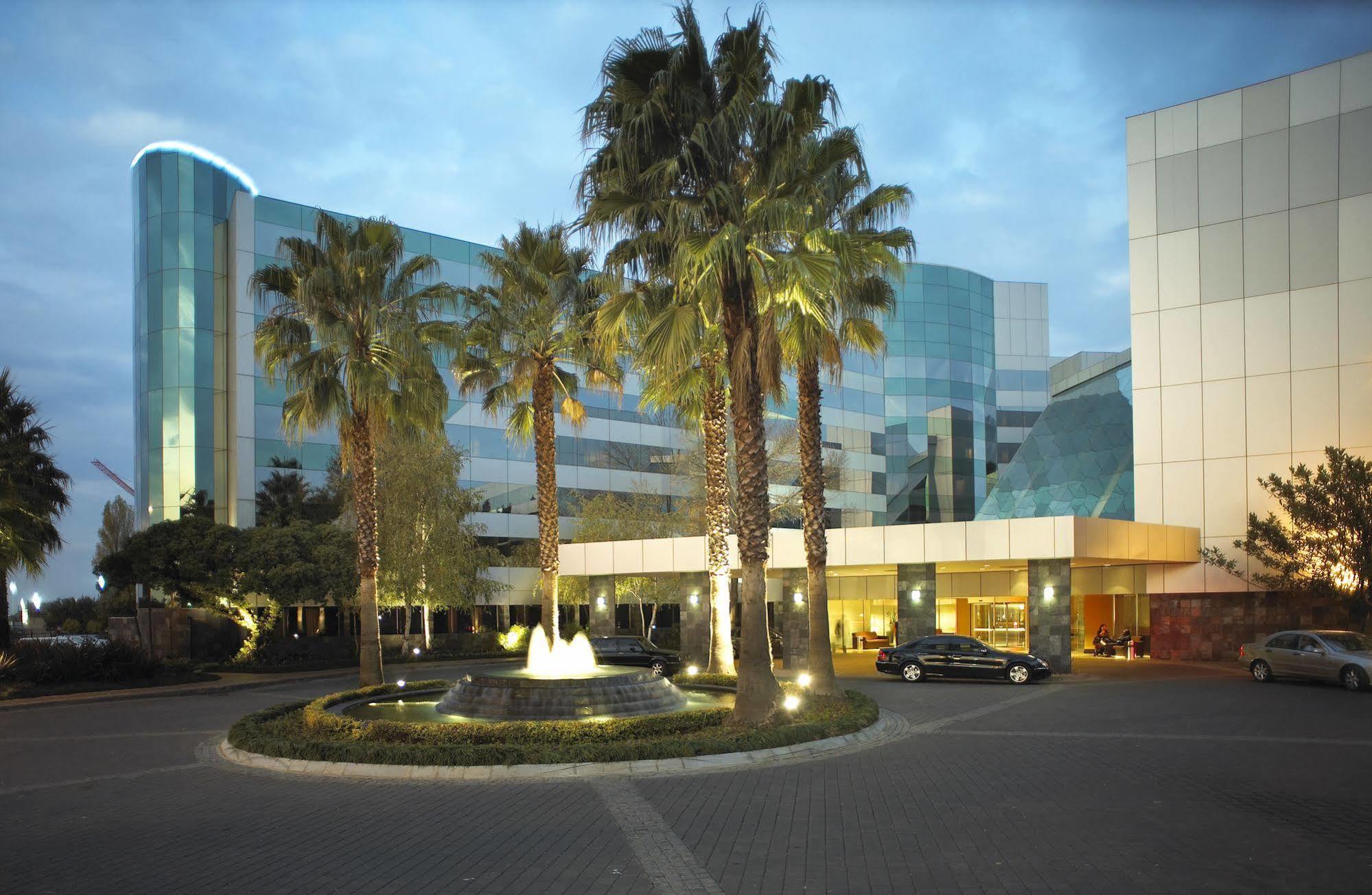 Southern Sun Or Tambo International Airport Hotel Kempton Park Buitenkant foto The hotel in 2011