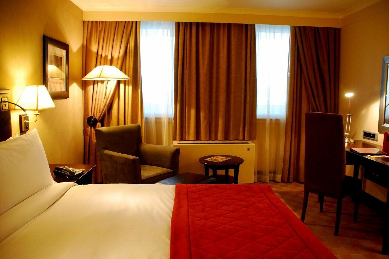 Southern Sun Or Tambo International Airport Hotel Kempton Park Buitenkant foto A room at a luxury hotel in Paris